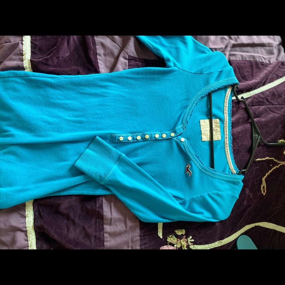 Short cut long sleeve with buttons